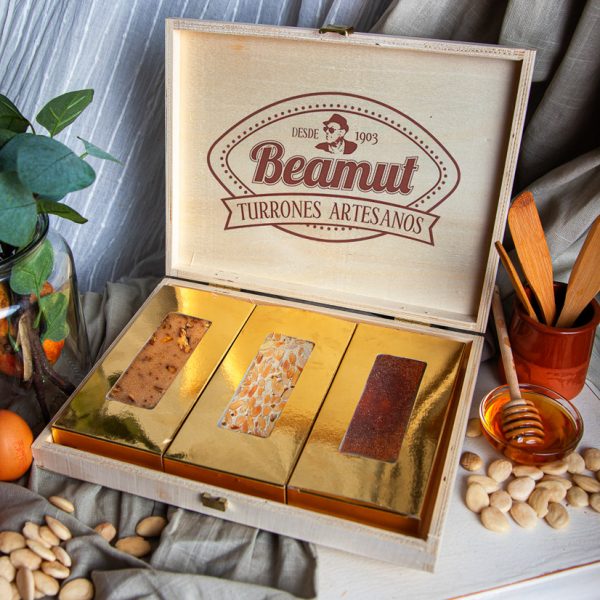 Lote de Turrón Yema, Nuez y Alicante con funda